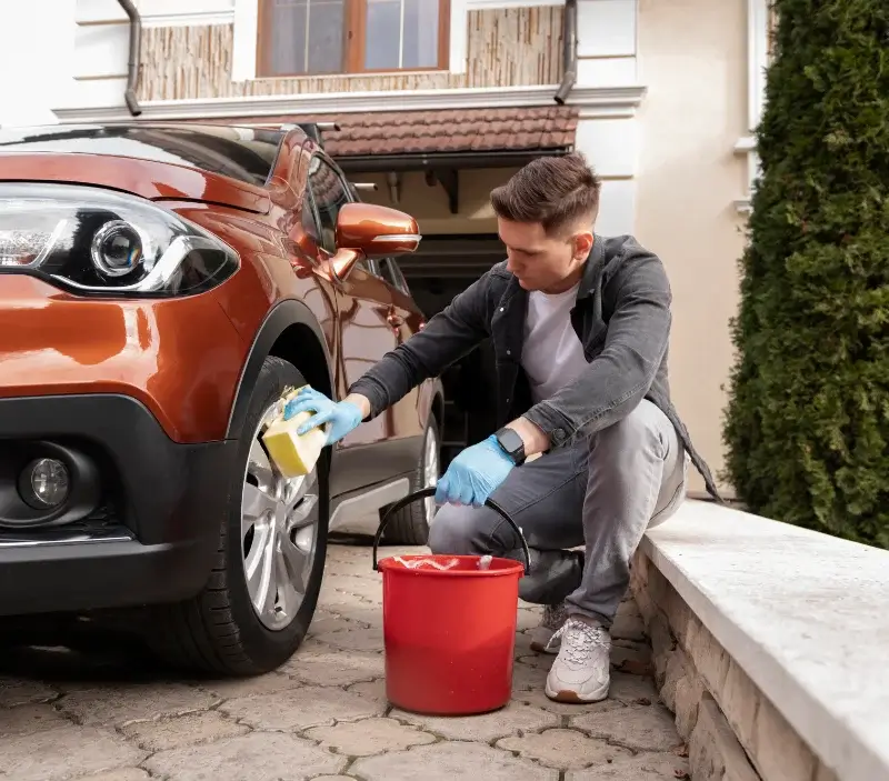 Lavage auto à domicile Nuisement-sur-Coole : professionnel intervenant sur un véhicule